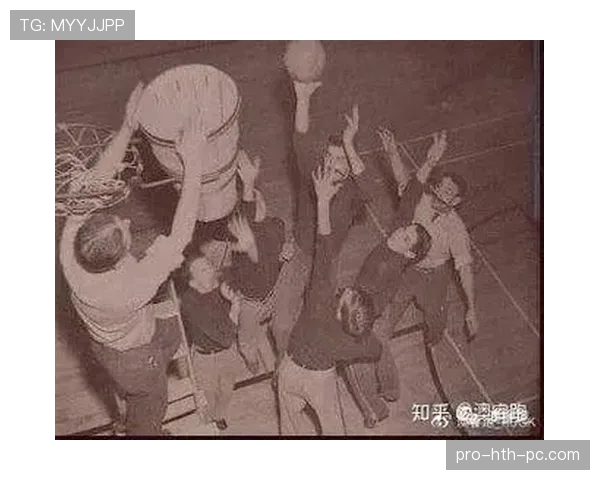 篮球扣篮干扰规则解析：裁判判罚的关键依据是什么？
